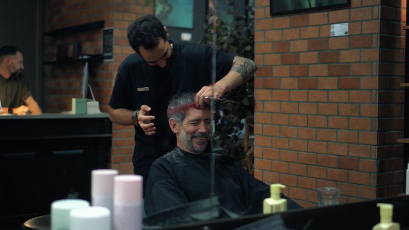 Thierry Salvia dans son salon Makers Coiffeurs